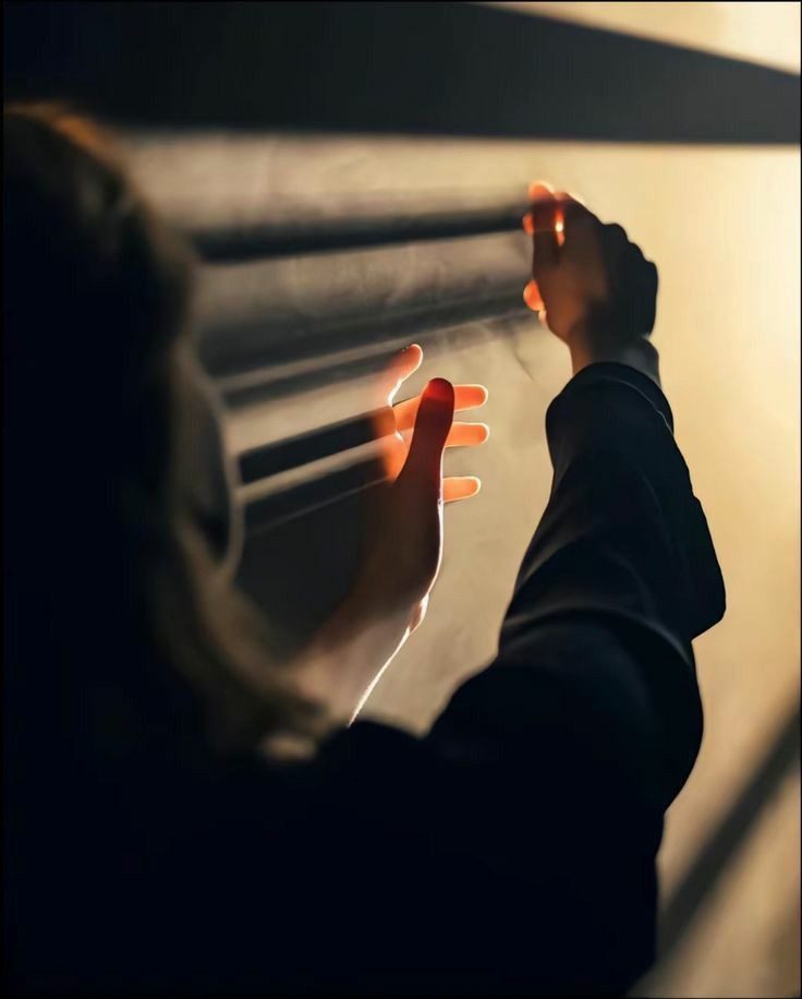 Reference photo: hands in backlight
