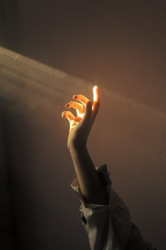 Reference photo: the hand pose that was chosen
